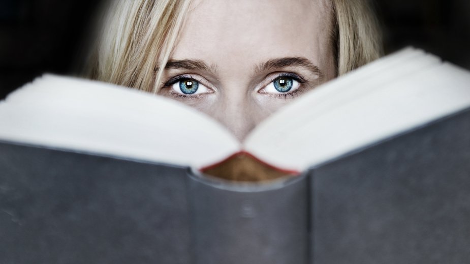 Eine Frau mit aufgeschlagenem Buch (c) Fotolia / Frank Peters